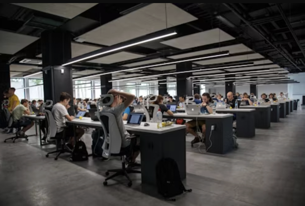 MyPitchDecks content strategy view showing slide-level guidance and prompts